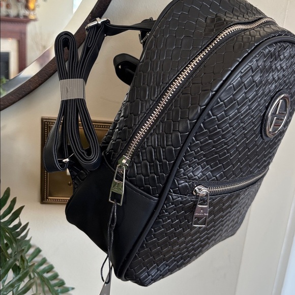Brand New London Fog Bowery Medium Size Woven Zip Backpack  display picture 3